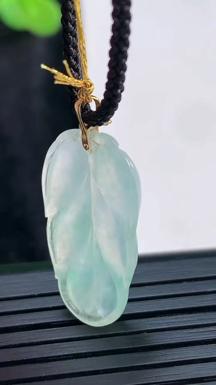 天然A货翡翠金枝玉叶 叶子吊坠，尺寸25-14-3.5重量:2.57g
3月30日