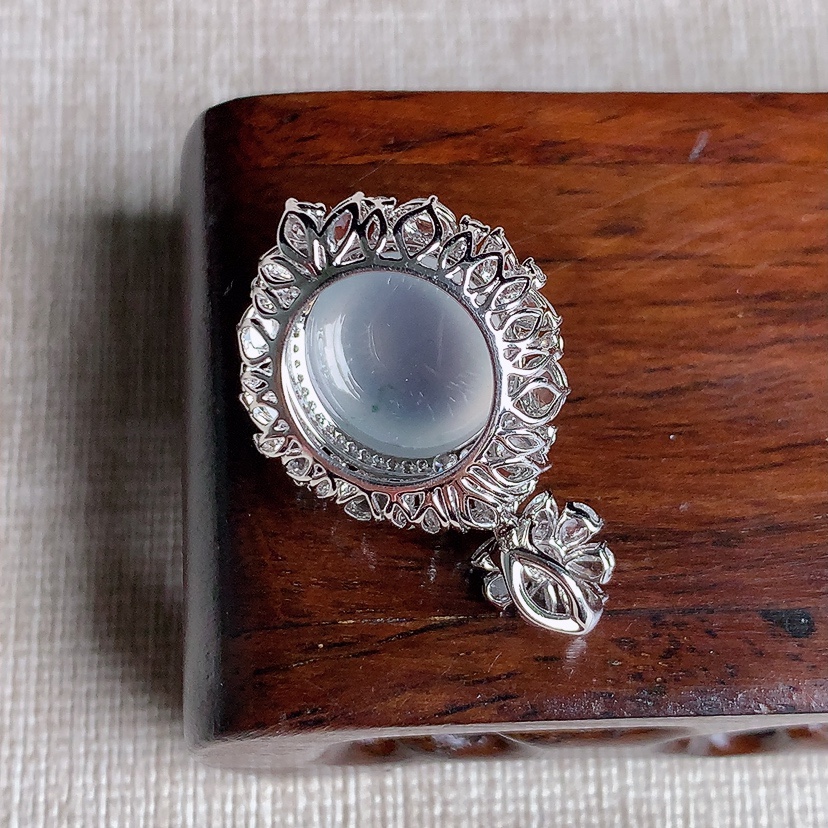 天然A货翡翠18K金伴钻镶嵌白冰白月光蛋面吊坠 
尺寸29.3-19-11.8裸石12-11.6mm 重量4.58g 0329