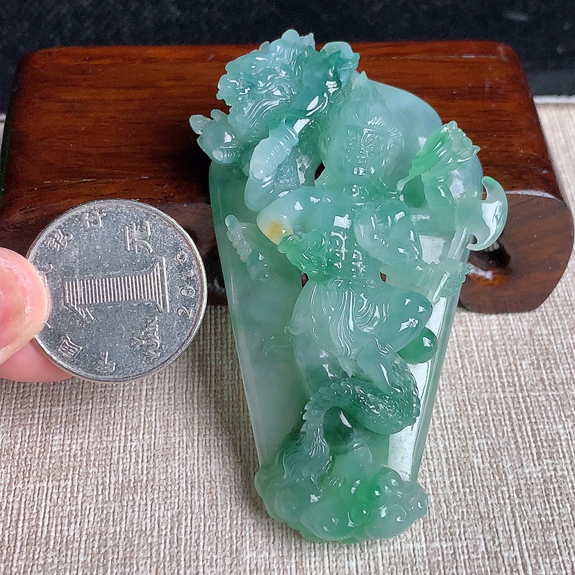 天然A货翡翠飘花不动明王吊坠 
尺寸69-41-12.8mm 重量40.08g 0329