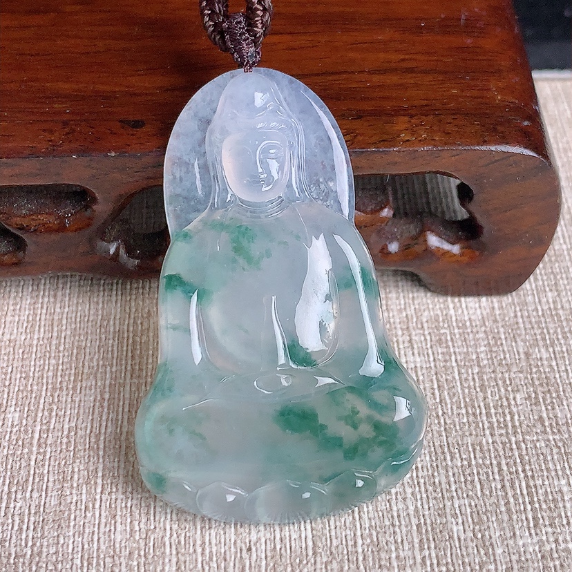 天然A货翡翠飘花观音吊坠 
尺寸50.3-31.8-5.8mm 重量19.05g 0329