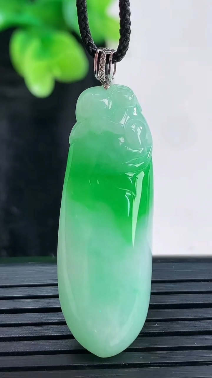 天然A货翡翠福瓜吊坠，尺寸39.5-14-8.5重量:9.15g
3月30日