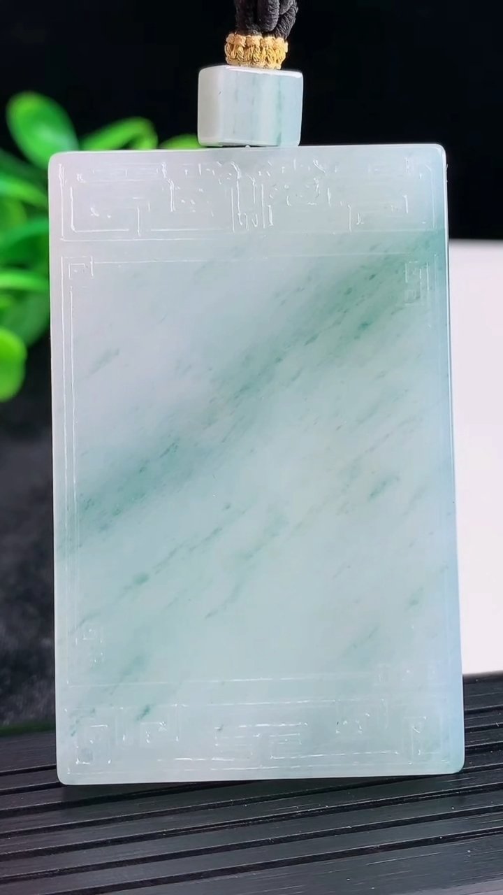 天然A货翡翠冰种飘花仿古无事牌吊坠，尺寸60.5-39-6重量:54.83g
3月30日