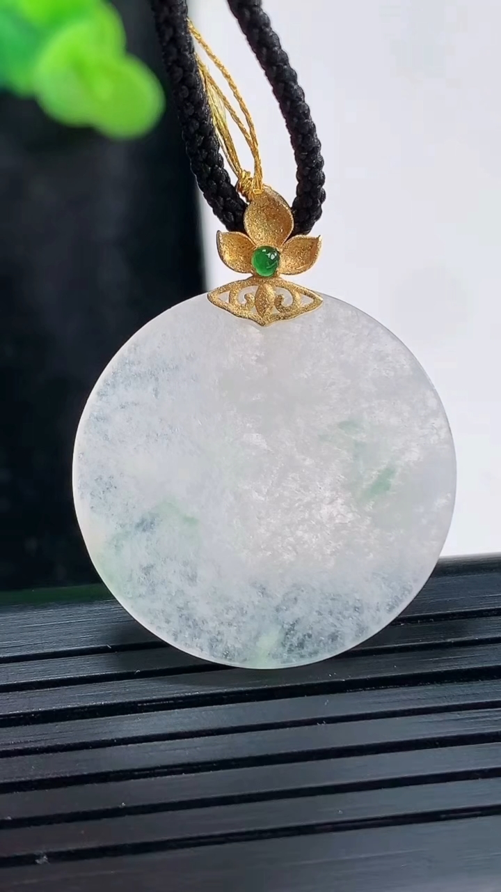 天然A货翡翠无事牌吊坠，尺寸25.6-2重量:3.76g
3月30日