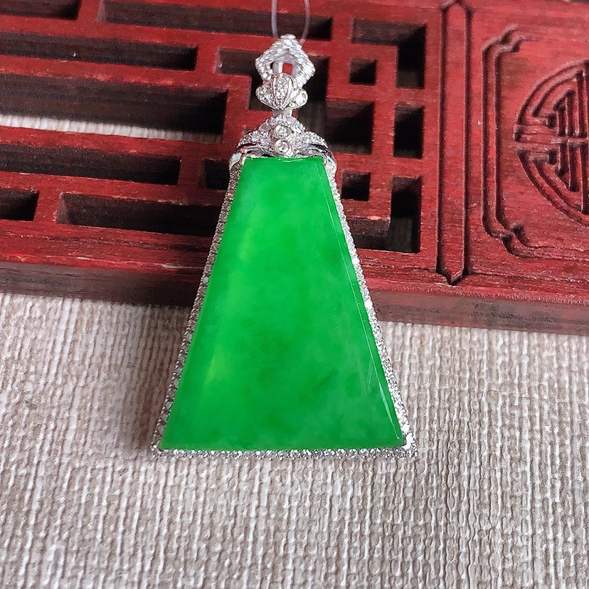 天然A货翡翠18K金伴钻镶嵌阳绿无事牌吊坠 
尺寸34.4-21-6裸石22.6-18.5mm 重量4.20g 0329