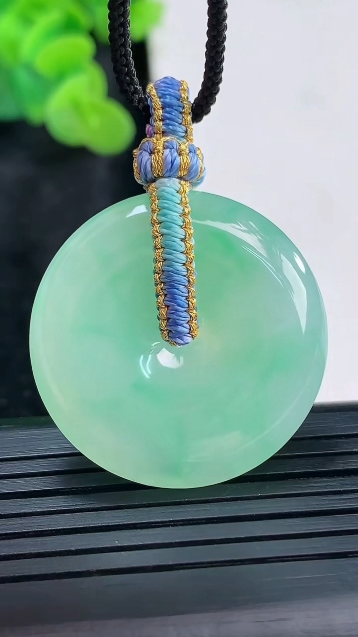 天然A货翡翠平安扣吊坠，尺寸30.5-6重量:11.75g
3月30日