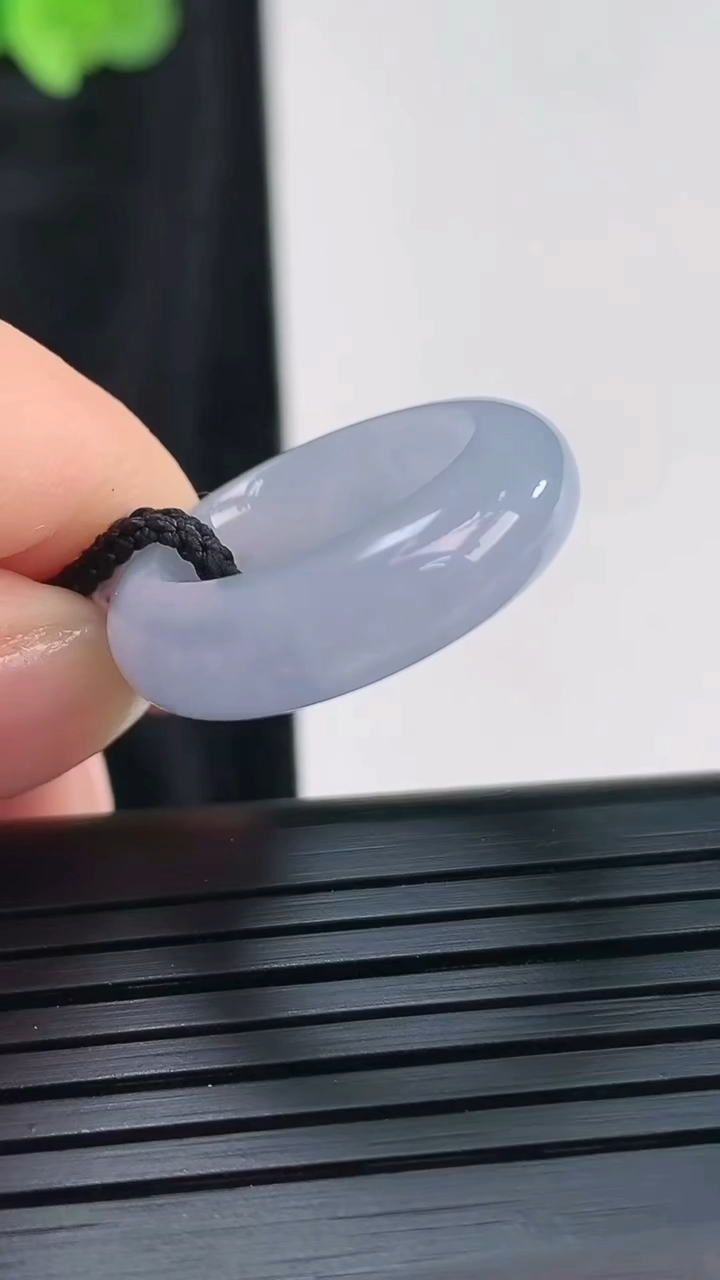 天然A货翡翠冰种紫罗兰素面玉指环 戒指，尺寸14.8-6.2-4.2重量:4.12g2026年3月30日
工厂直销收藏佳品,种好水足，色泽均匀，有种有色，上手高大气！