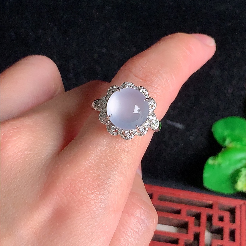 天然A货翡翠18K金伴钻镶嵌白冰白月光蛋面戒指 圈口17.6裸石
尺寸10.5mm 重量5.00g 0329