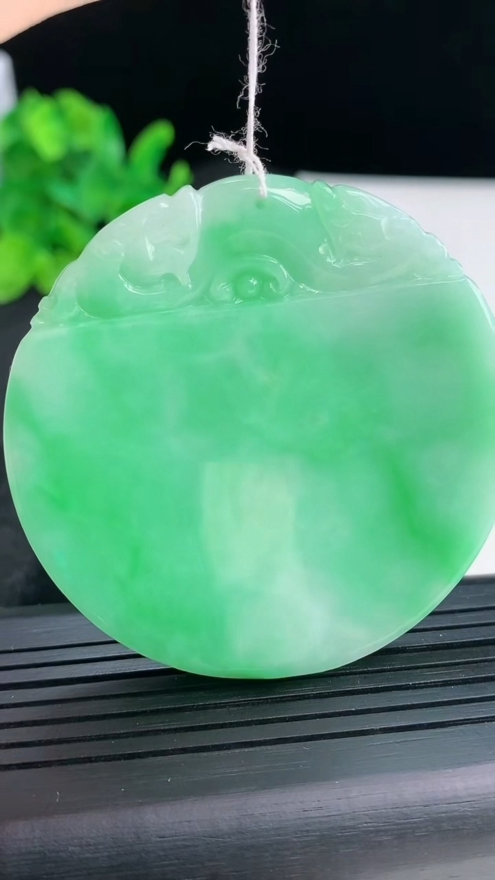 天然A货翡翠龙牌吊坠，尺寸54-6重量:40.66g
3月30日