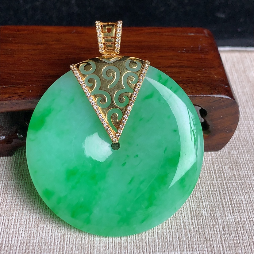 天然A货翡翠18K金伴钻镶嵌满绿大件平安扣吊坠 
尺寸61-50.6-6.8mm 重量40.58g 0329