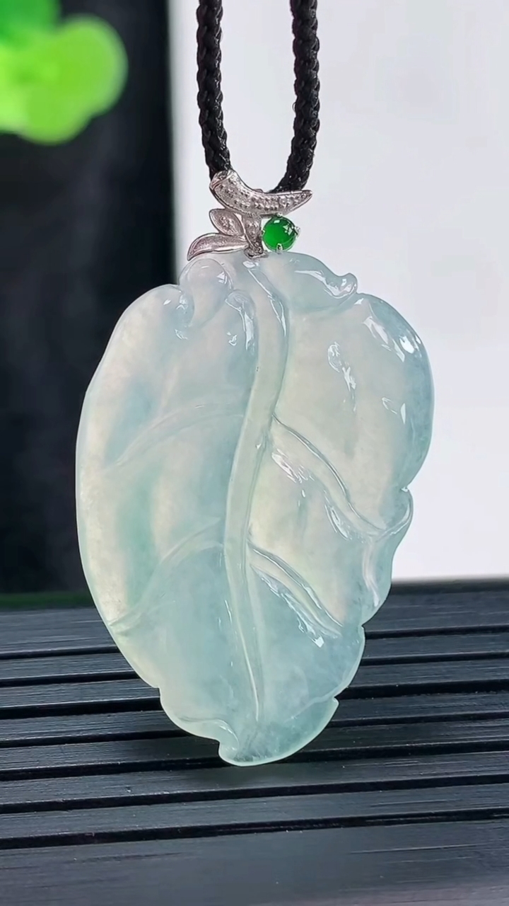 天然A货翡翠金枝玉叶吊坠，尺寸32-21.6-3.5重量:4.58g
3月30日