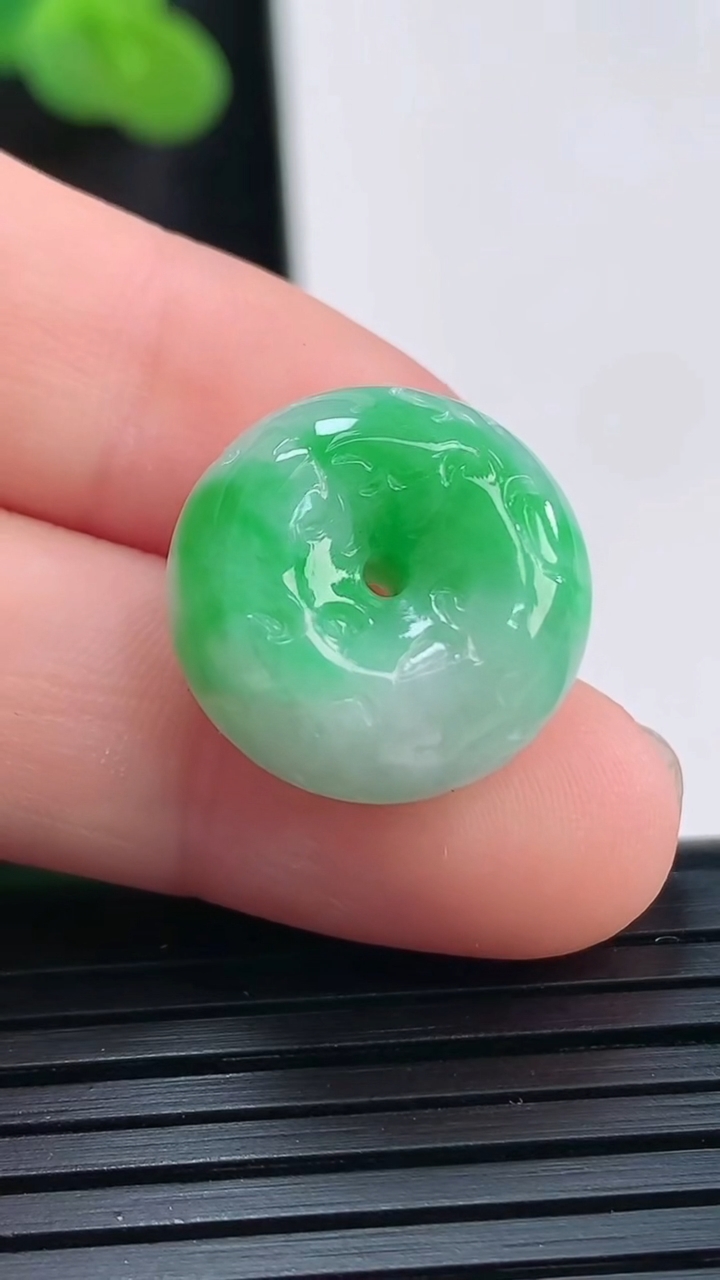天然A货翡翠雕花平安扣吊坠，尺寸16.6-8.2重量:4.78g
3月30日