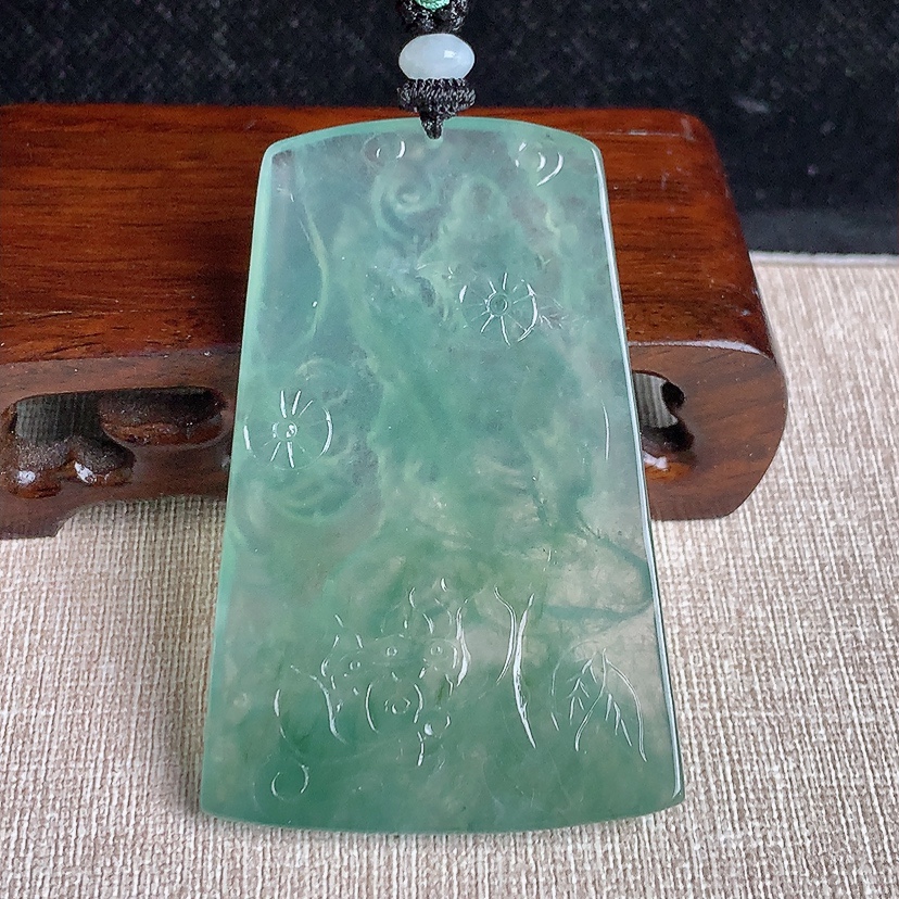 天然A货翡翠晴水文殊菩萨吊坠 
尺寸65.2-42-5.6mm 重量40.26g 0329