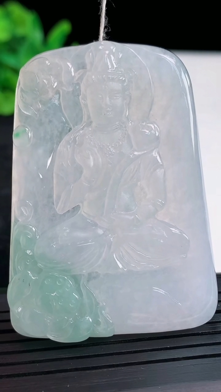 天然A货翡翠大势至菩萨吊坠，尺寸58-41.5-6重量:33.86g
3月30日