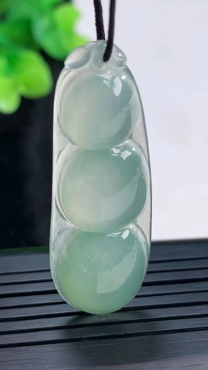 天然A货翡翠福豆吊坠，尺寸46-16-6.1重量:6.90g
3月30日