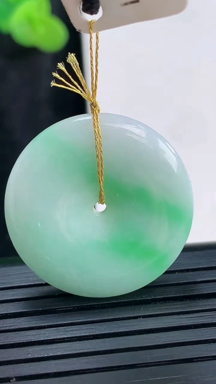 天然A货翡翠平安扣吊坠，尺寸27-5.2重量:8.22g
3月30日