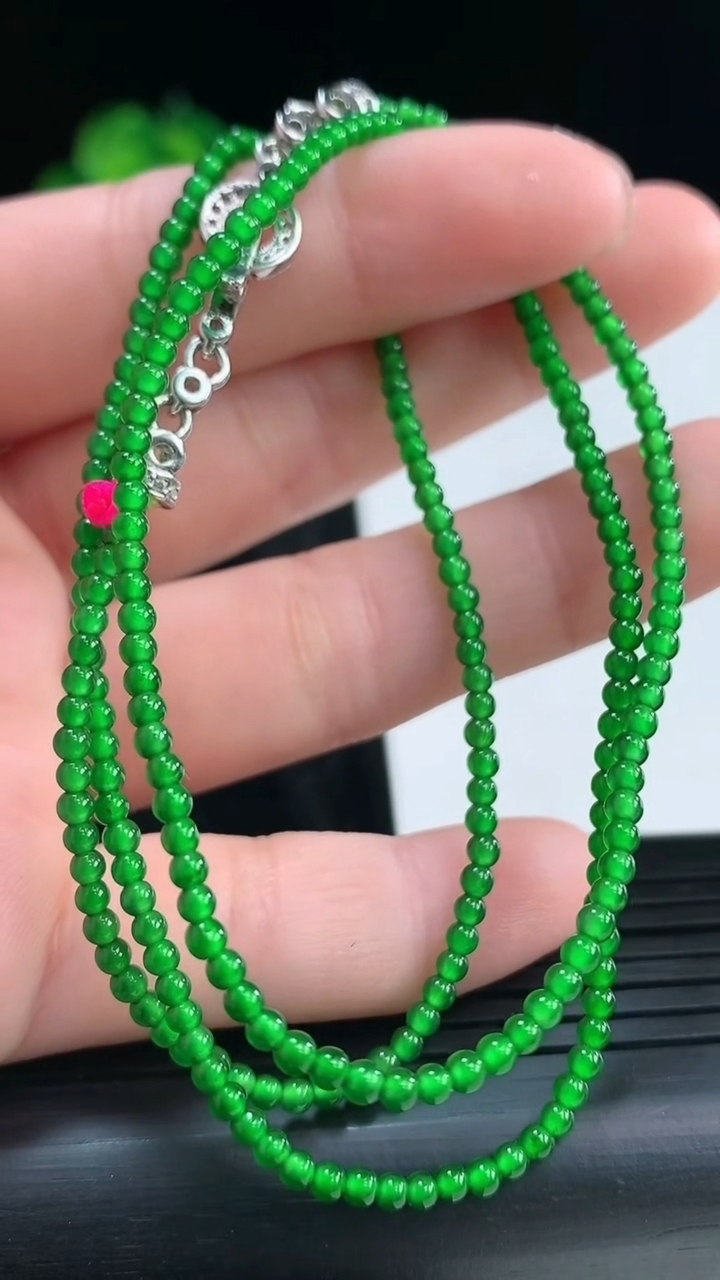 天然A货翡翠小米圆珠项链，尺寸2.5重量:6.42g3月30日
工厂直销收藏佳品,种好水足，色泽均匀