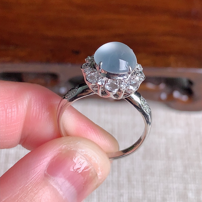 天然A货翡翠18K金伴钻镶嵌白冰白月光蛋面戒指 圈口17.4裸石
尺寸8.5-7.6mm 重量3.43g 0329