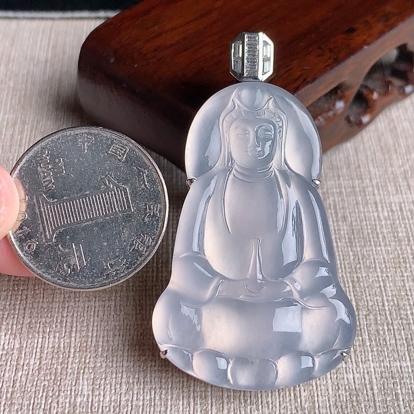 天然A货翡翠18K金伴钻镶嵌白冰白月光正装观音吊坠 
尺寸54.8-46.2-30-10mm 重量17.08g 0329