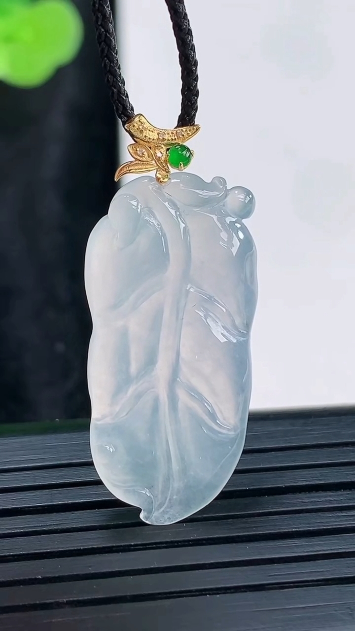 天然A货翡翠种白冰金枝玉叶吊坠，尺寸28-15-4重量:3.74g
3月30日