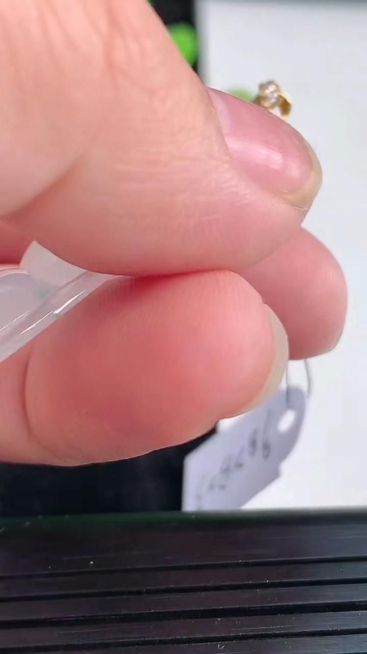 天然A货翡翠福豆吊坠，尺寸40-15-6.5重量:6.94g
3月30日