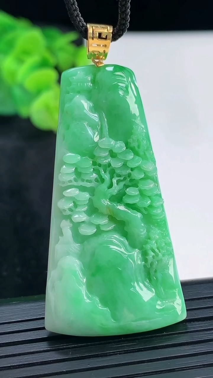 天然A货翡翠山水牌吊坠，尺寸48.5-25.5-6.5重量:15.67g
3月30日