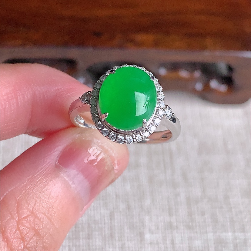 天然A货翡翠18K金伴钻镶嵌阳绿蛋面戒指 圈口17.5裸石
尺寸10-8.6mm 重量3.75g 0