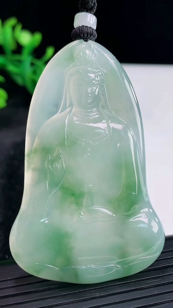 天然A货翡翠素衣观音吊坠，尺寸62-40.6-5.8重量:31.76g
3月30日