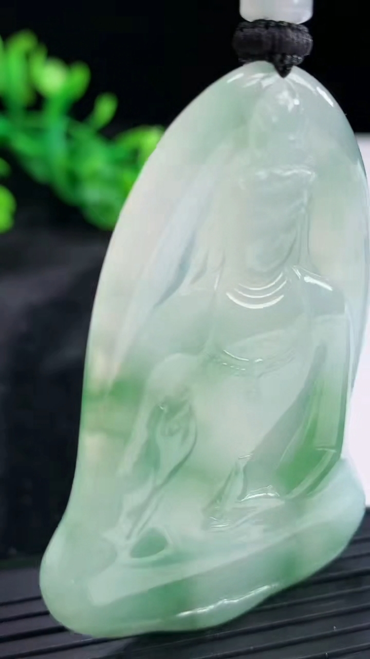 天然A货翡翠素衣观音吊坠，尺寸62-40.6-5.8重量:31.76g
3月30日