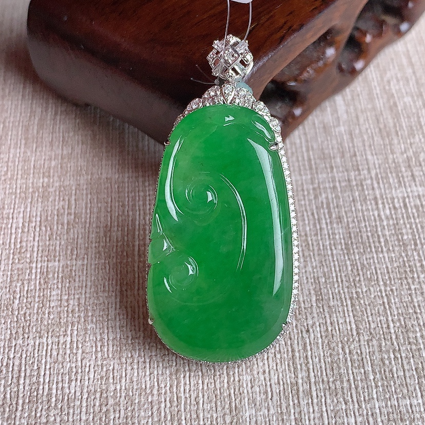 天然A货翡翠18K金伴钻镶嵌满绿如意吊坠  
尺寸44-20.6-7.7裸石33.8-19mm 重量9.25g 0329