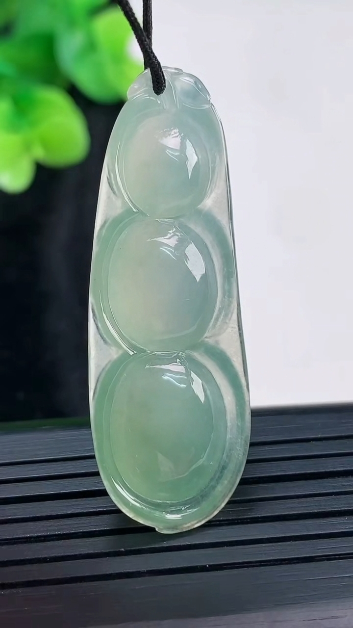 天然A货翡翠福豆吊坠，尺寸46-16-6.1重量:6.90g
3月30日