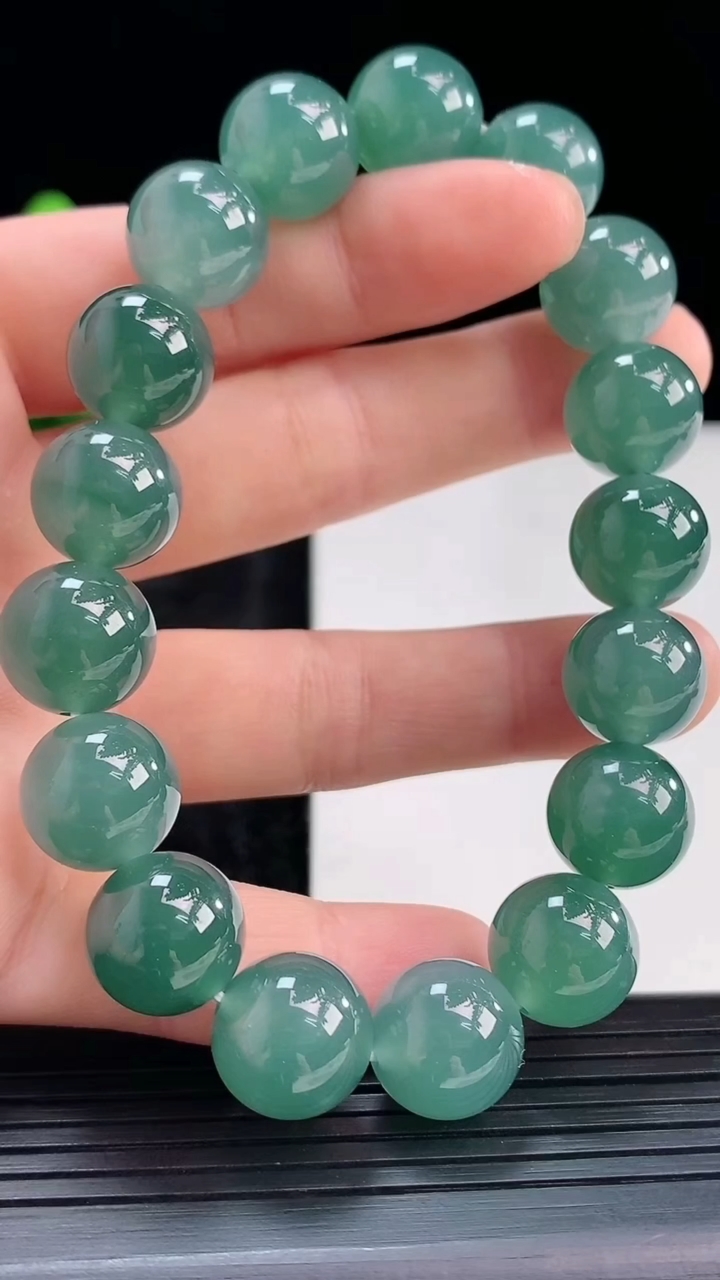 天然A货翡翠圆珠手串，尺寸12.5重量:54.91g3月30日
工厂直销收藏佳品,种好水足，色泽均匀