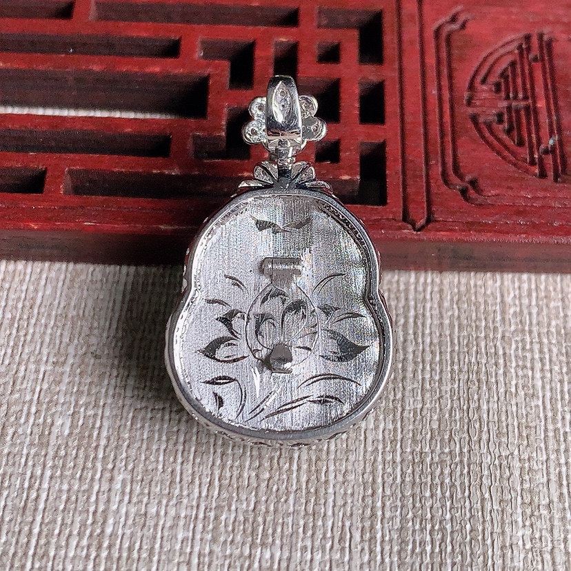 天然A货翡翠18K金伴钻镶嵌满绿葫芦吊坠 
尺寸32.5-19.8-9.6裸石20.6-16.8mm