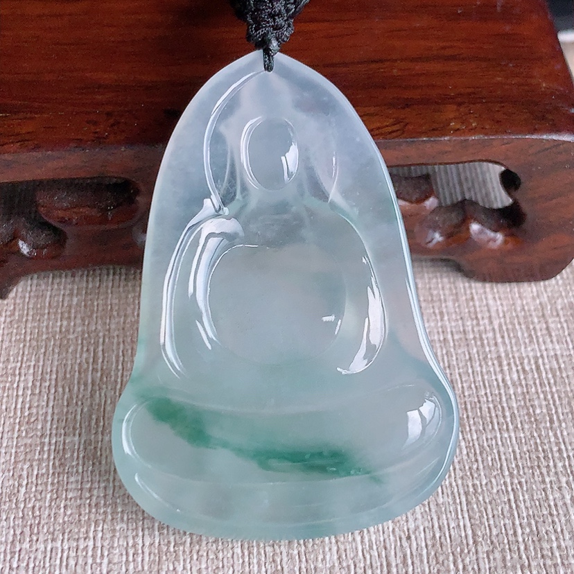 天然A货翡翠飘花观音吊坠 
尺寸51.3-36-6mm 重量21.78g 0329