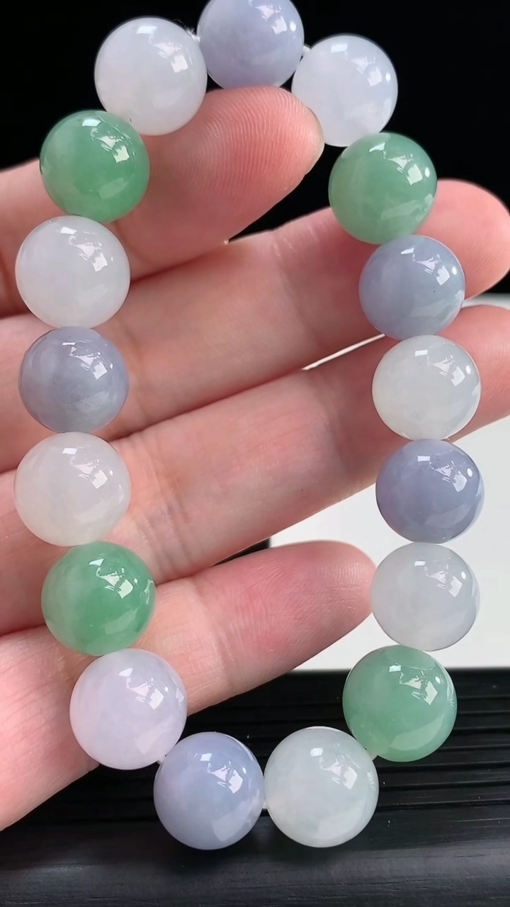 天然A货翡翠双彩春带彩圆珠手串，尺寸12重量:46.21g3月30日
工厂直销收藏佳品,种好水足，色