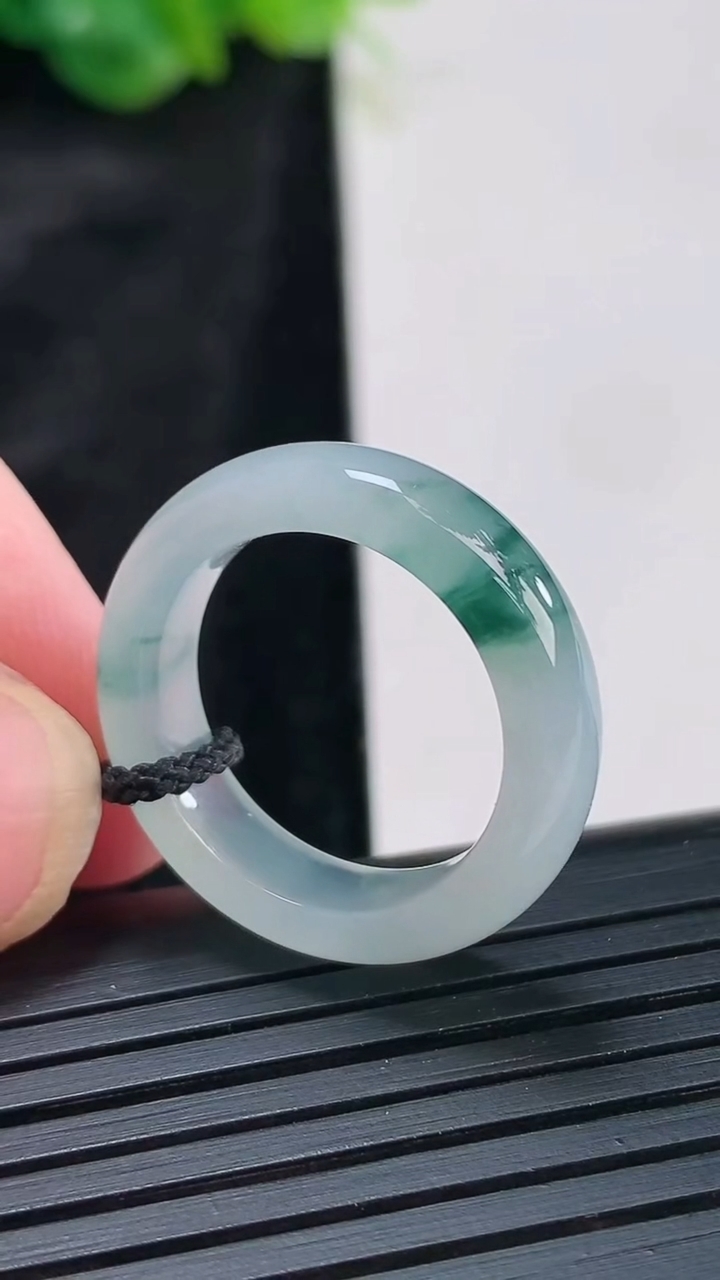 天然A货翡翠冰种飘花素面玉指环 戒指，尺寸17.5-5.6-4重量:3.75g2026年3月30日
