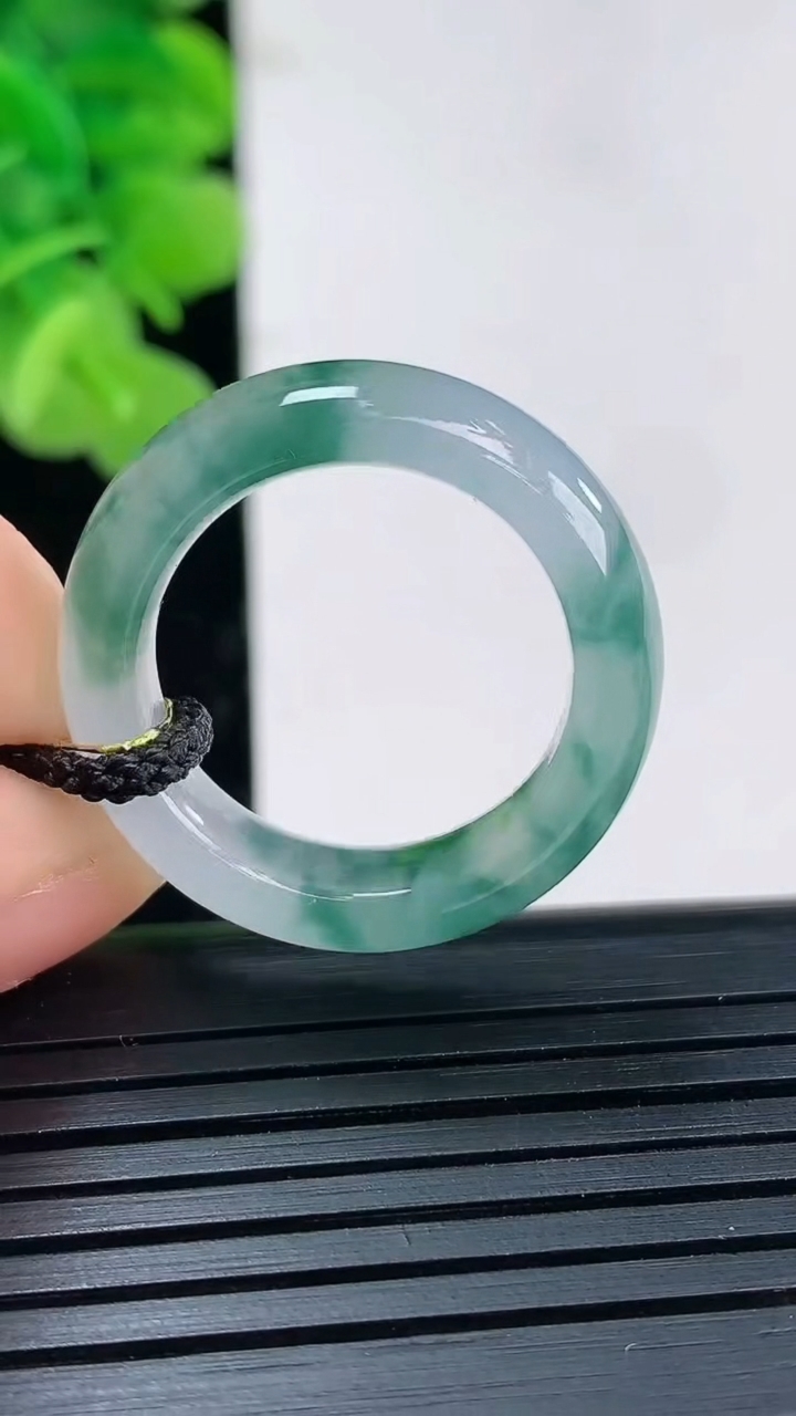 天然A货翡翠冰种飘花指环戒指尺寸18.8-7.2-4重量:5.54g2026年3月30日
工厂直销收藏佳品,种好水足，色泽均匀，有种有色，上手高大气！