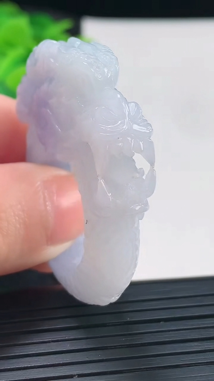 天然A货翡翠紫罗兰龙头扳指 戒指吊坠，尺寸20.2-11-18.5重量:23.98g2026年3月30日
工厂直销收藏佳品,种好水足，色泽均匀，有种有色，上手高大气！