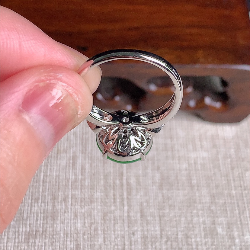 天然A货翡翠18K金伴钻镶嵌阳绿蛋面戒指 圈口17.4裸石
尺寸11.4-6.2mm 重量4.65g 0329