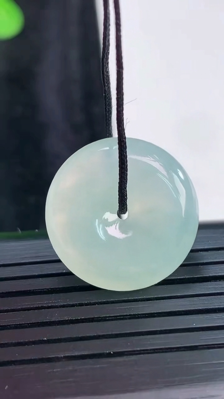 天然A货翡翠平安扣吊坠，尺寸20-5.8重量:4.71g
3月30日