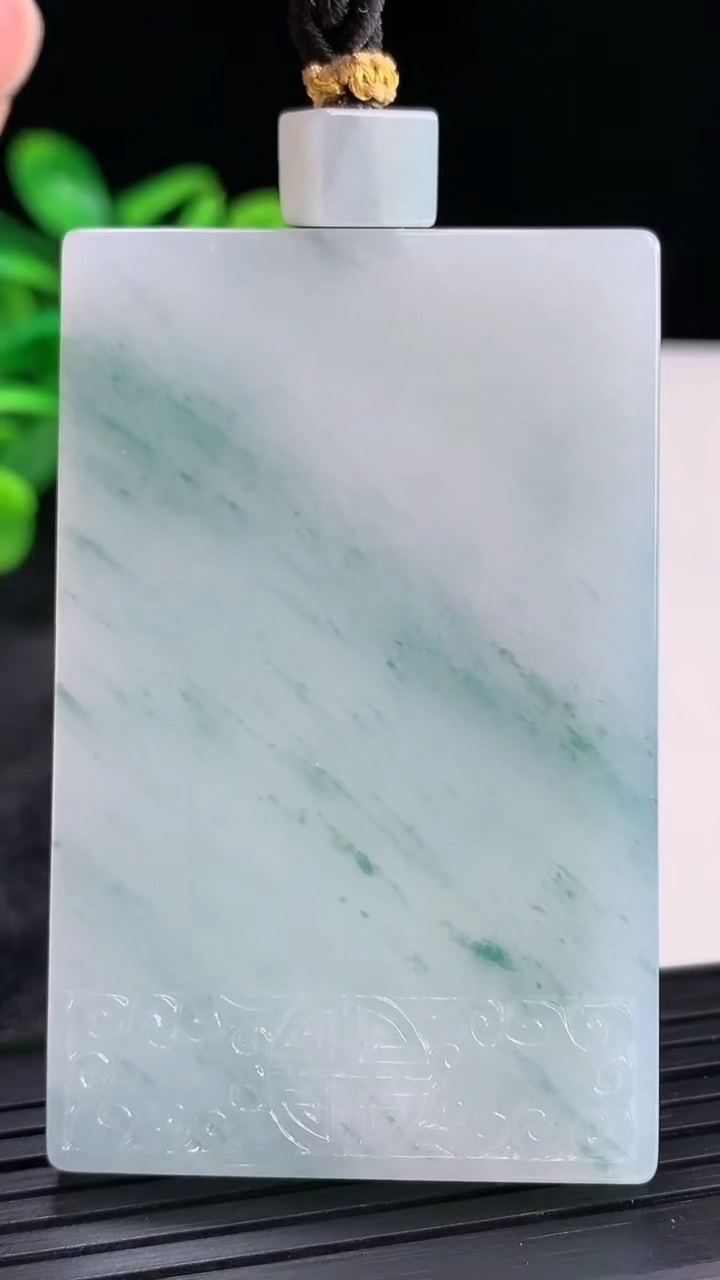 天然A货翡翠冰种飘花仿古无事牌吊坠，尺寸60.5-39-6重量:54.83g
3月30日