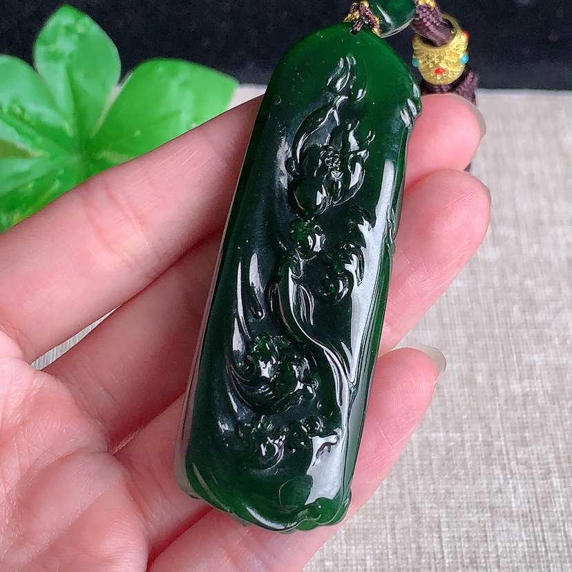天然A货翡翠满绿文殊菩萨吊坠 
尺寸69-24-11mm 重量37.23g 0329