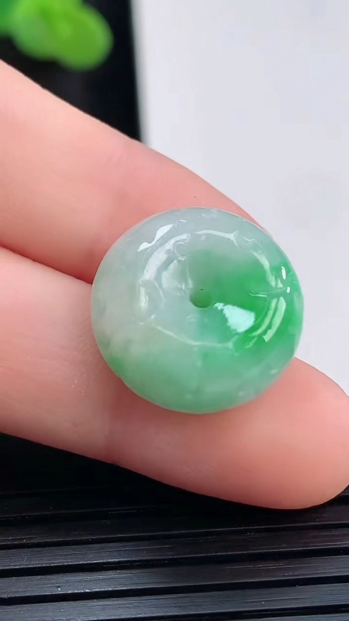 天然A货翡翠雕花平安扣吊坠，尺寸16.6-8.2重量:4.78g
3月30日