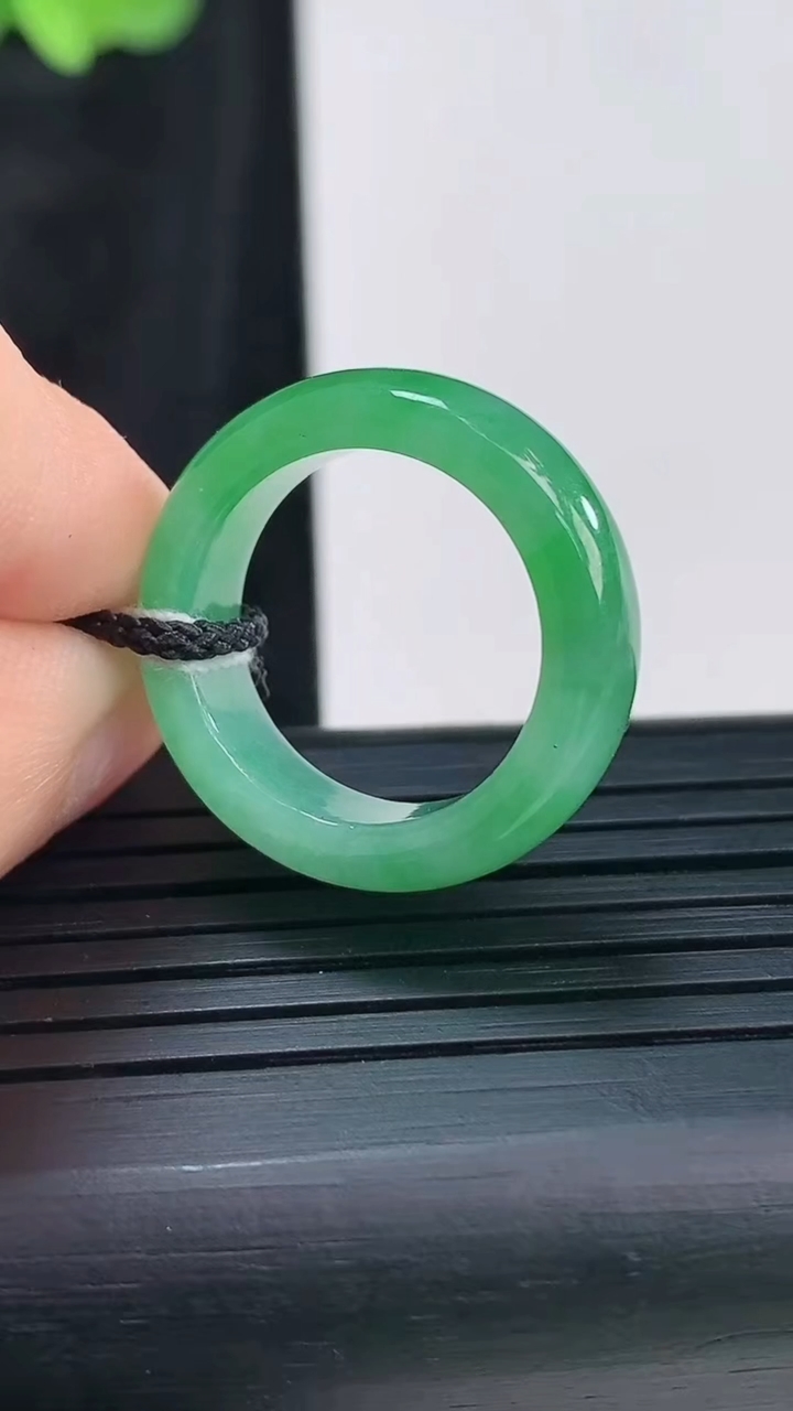天然A货翡翠素面玉指环 戒指 尺寸16.2-6-3.5重量:3.75g2026年3月30日
工厂直销