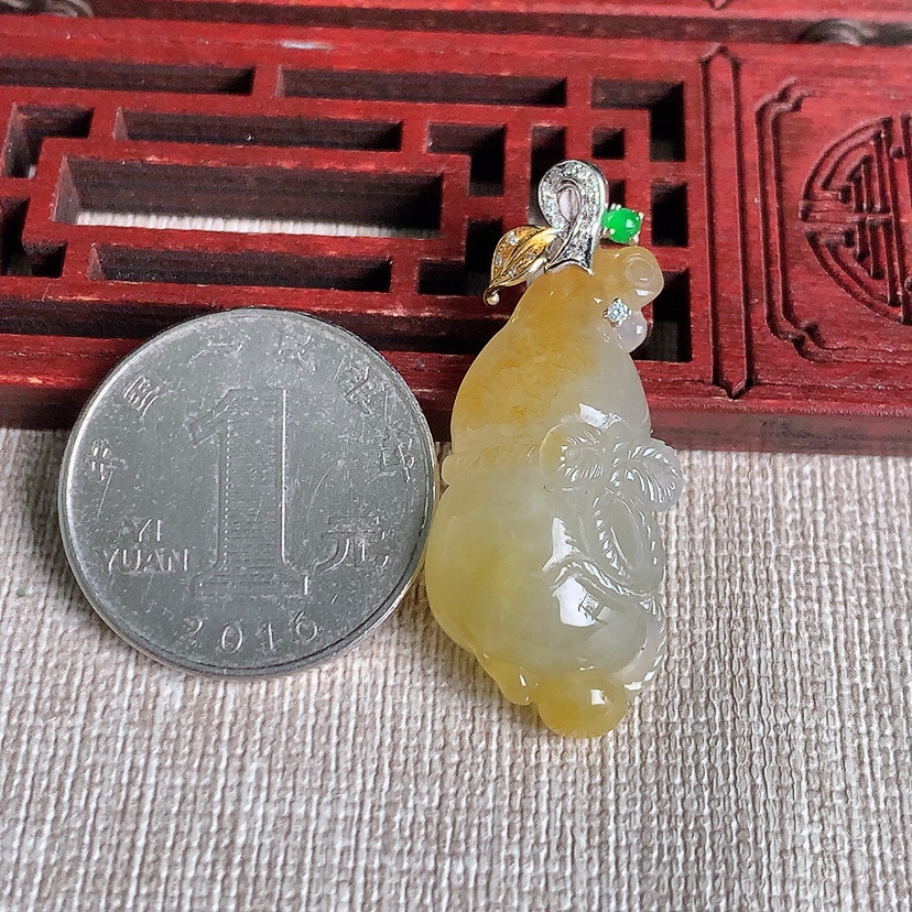 天然A货翡翠18K金伴钻镶嵌黄翡葫芦吊坠 
尺寸38-31.8-15.8-9.6mm 重量7.46g 0329