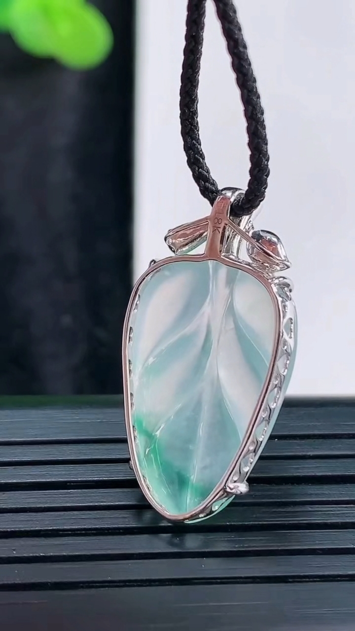 天然A货翡翠种飘花金枝玉叶 叶子吊坠，尺寸28.5-15-5.2，裸石23-15重量:2.95g
3月30日