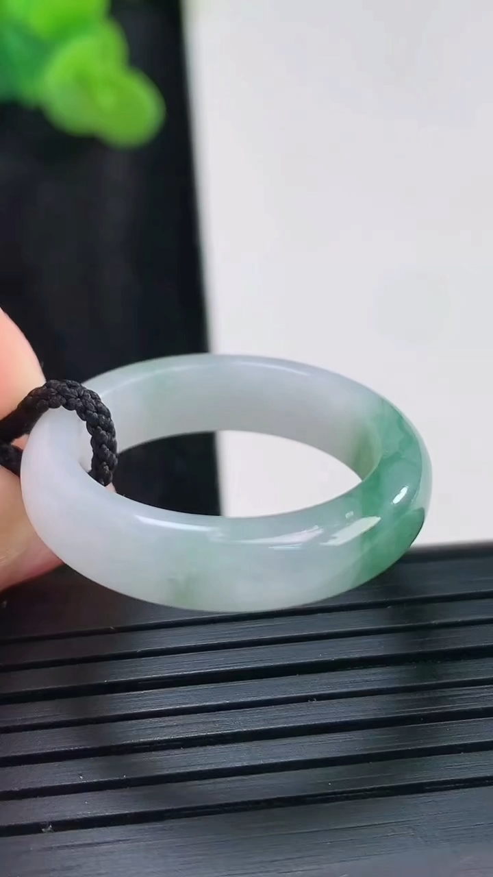 天然A货翡翠飘花素面玉指环 戒指，尺寸20.6-6-4重量:4.66g2026年3月30日
工厂直销收藏佳品,种好水足，色泽均匀，有种有色，上手高大气！