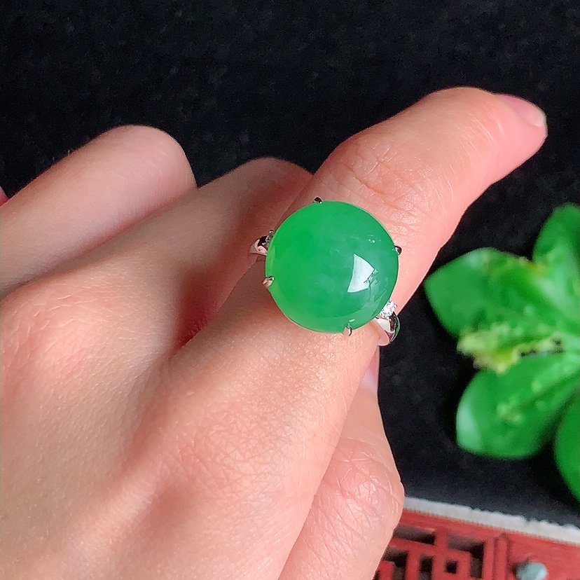 天然A货翡翠18K金伴钻镶嵌阳绿蛋面戒指 圈口17.3裸石
尺寸14.6-14.2mm 重量6.43g 0329
