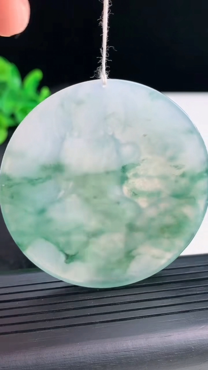 天然A货翡翠种飘花普贤菩萨吊坠，尺寸55.6-6重量:38.01g
3月30日