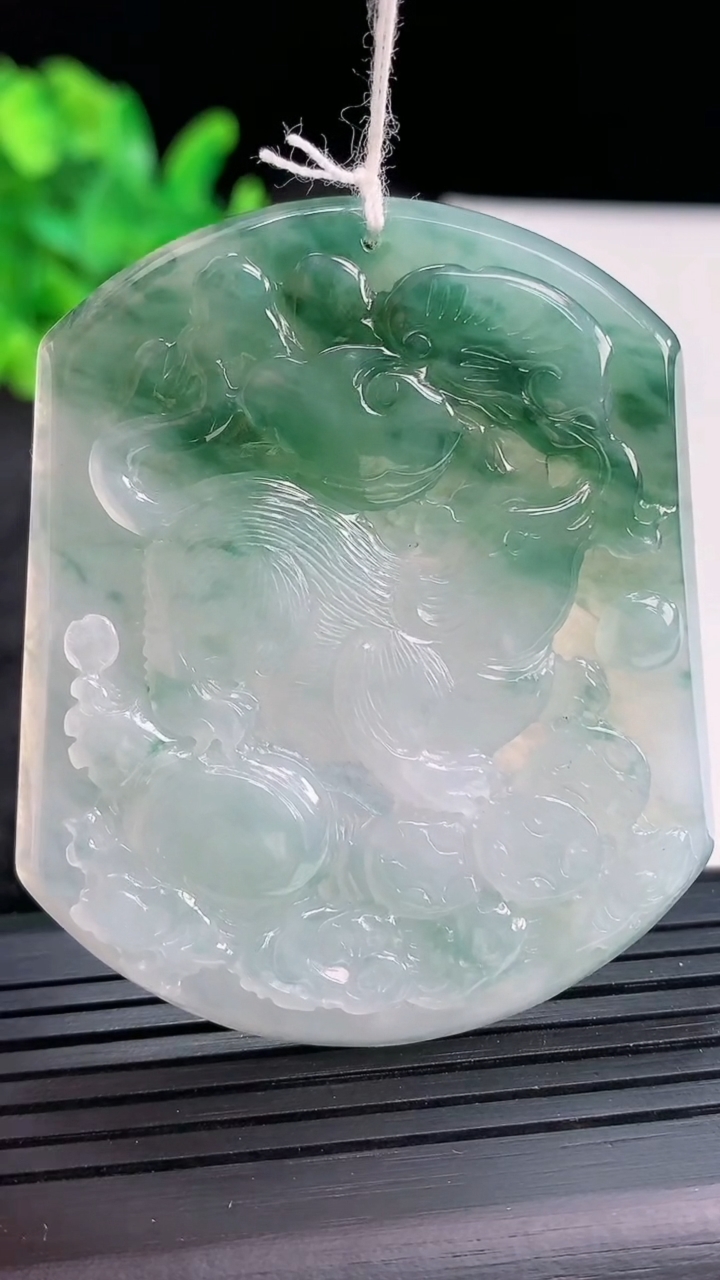 天然A货翡翠冰种飘花生肖鼠吊坠，尺寸55-46-5.5重量:30.12g
3月30日