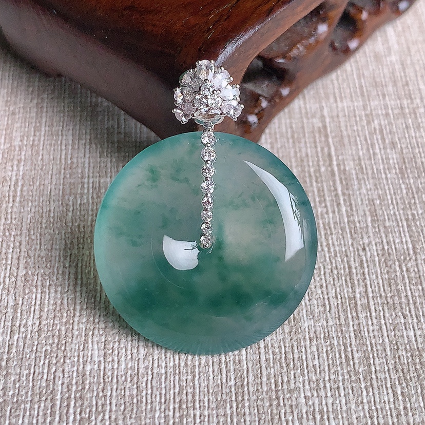 天然A货翡翠18K金伴钻镶嵌飘花平安扣吊坠 
尺寸36.8-28-5.5mm 重量10.50g 03